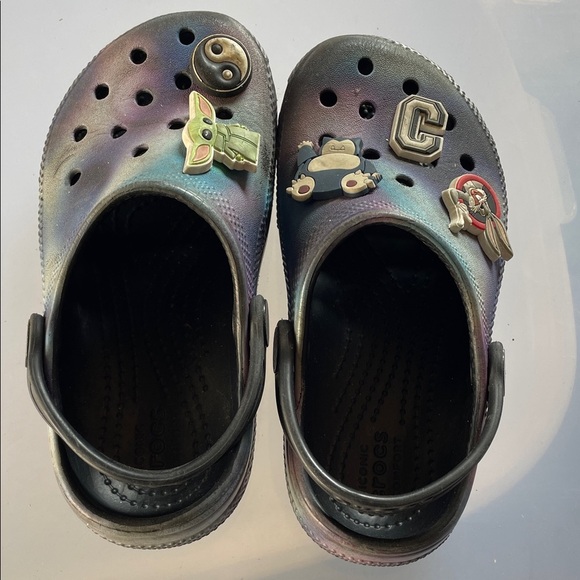CROCS Kids Slippers with Fun Charms - Black and Blue size 11 - Picture 2 of 6